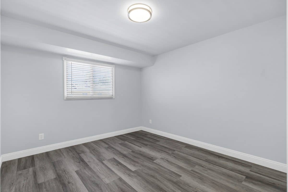 Bedroom 2 with LVP flooring and window blinds at 14 E Hermosa Dr